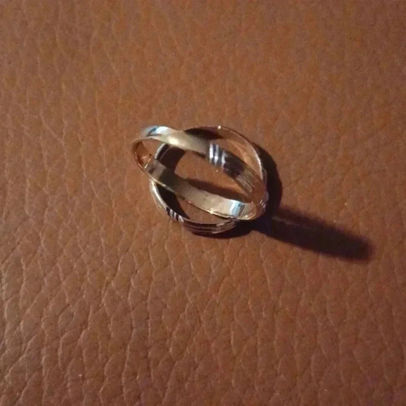 New yellow tone wedding band - Picture 4 of 8